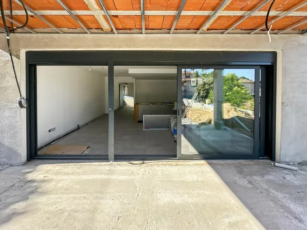 Moderna vivienda de nueva construcción con piscina privada y alta eficiencia energética