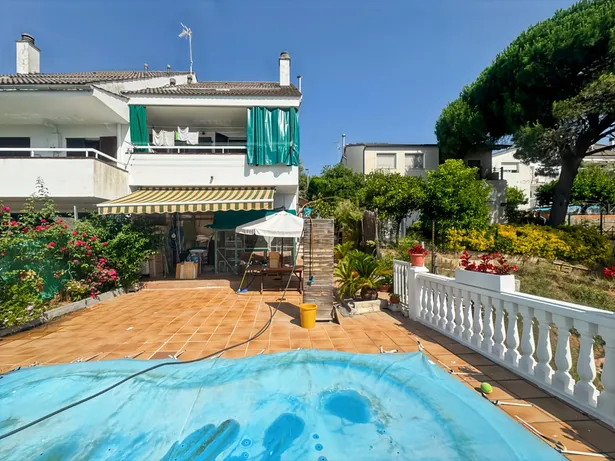 Espectacular casa a tres vents amb piscina, jardí i vistes obertes a Sant Iscle de Vallalta
