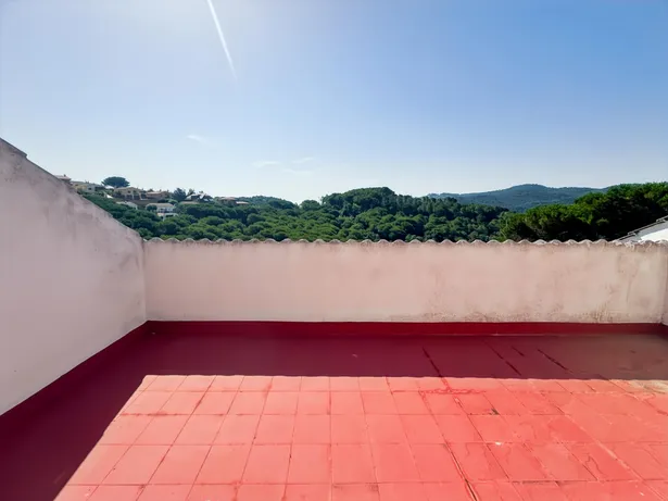 Espectacular casa a tres vents amb piscina, jardí i vistes obertes a Sant Iscle de Vallalta