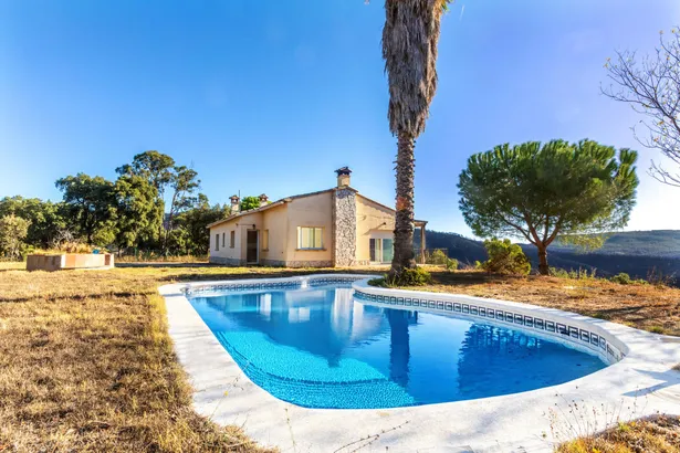 VALL REPÒS - Casa independiente con piscina, gran jardín y vistas a las Gavarres