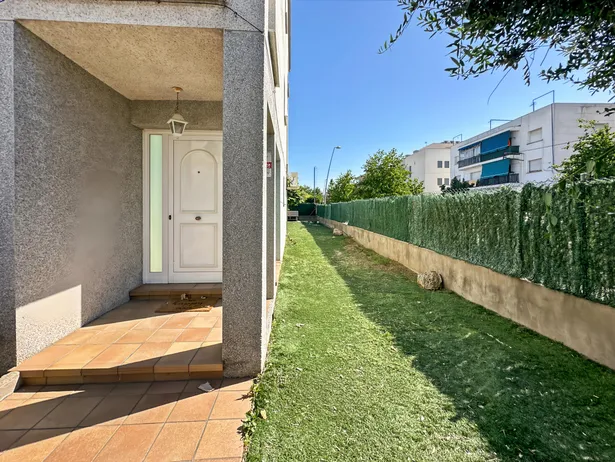 Casa pareada esquinera con jardín en La Torreta