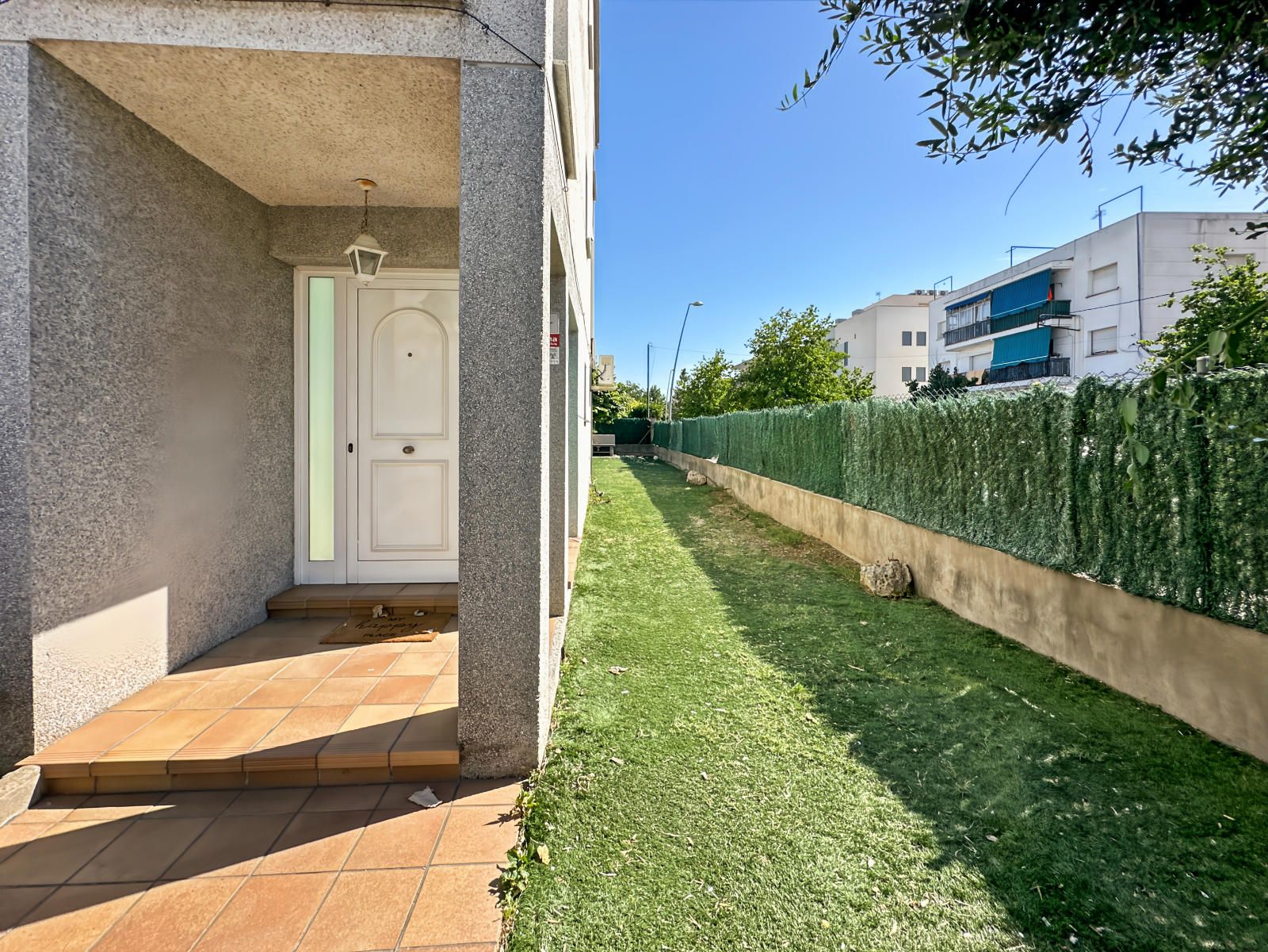 Casa pareada esquinera con jardín en La Torreta