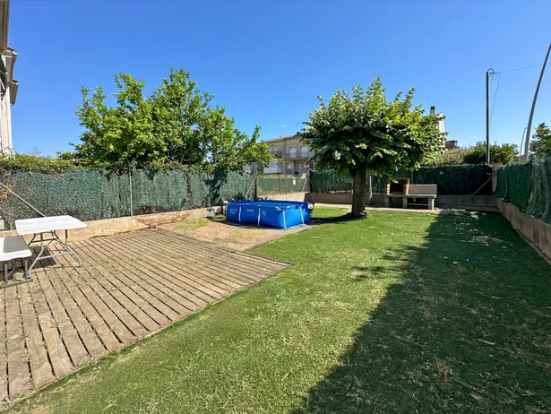 Casa pareada esquinera con jardín en La Torreta
