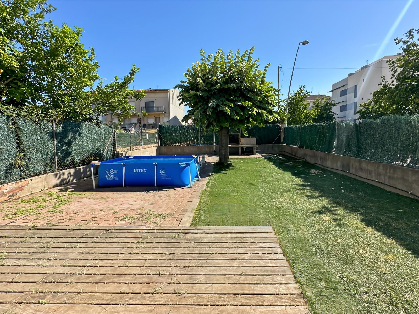 Casa pareada esquinera con jardín en La Torreta