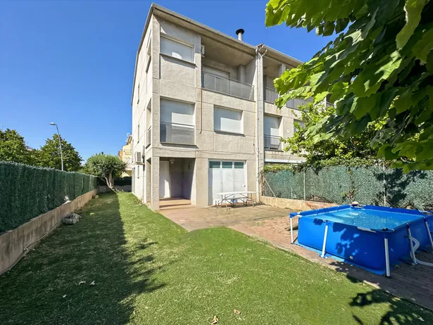 Casa pareada esquinera con jardín en La Torreta