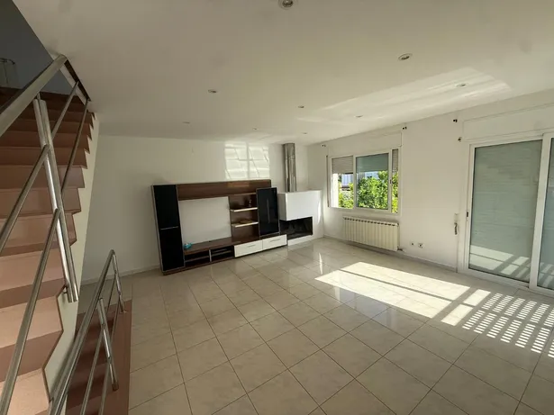 Casa pareada esquinera con jardín en La Torreta