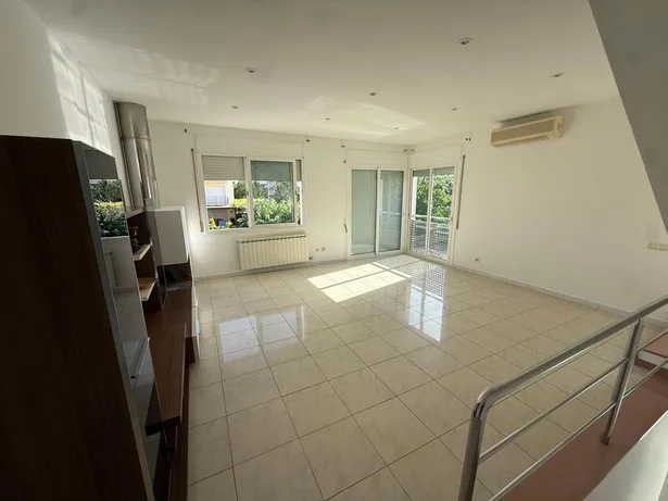 Casa pareada esquinera con jardín en La Torreta