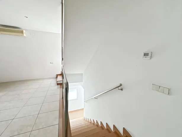 Casa pareada esquinera con jardín en La Torreta
