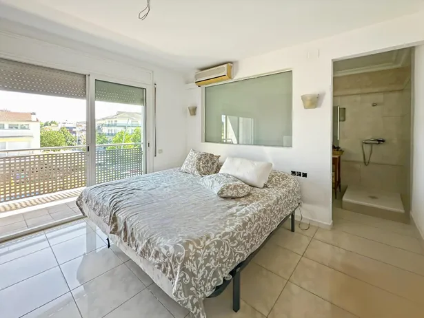 Casa pareada esquinera con jardín en La Torreta