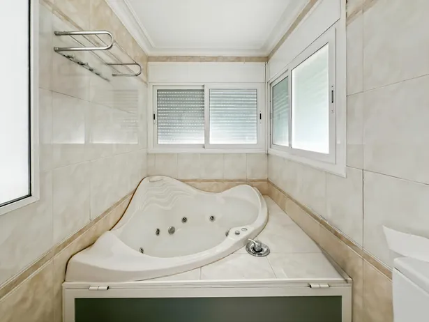 Casa pareada esquinera con jardín en La Torreta