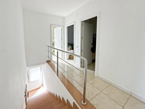 Casa pareada esquinera con jardín en La Torreta