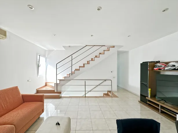 Casa pareada esquinera con jardín en La Torreta
