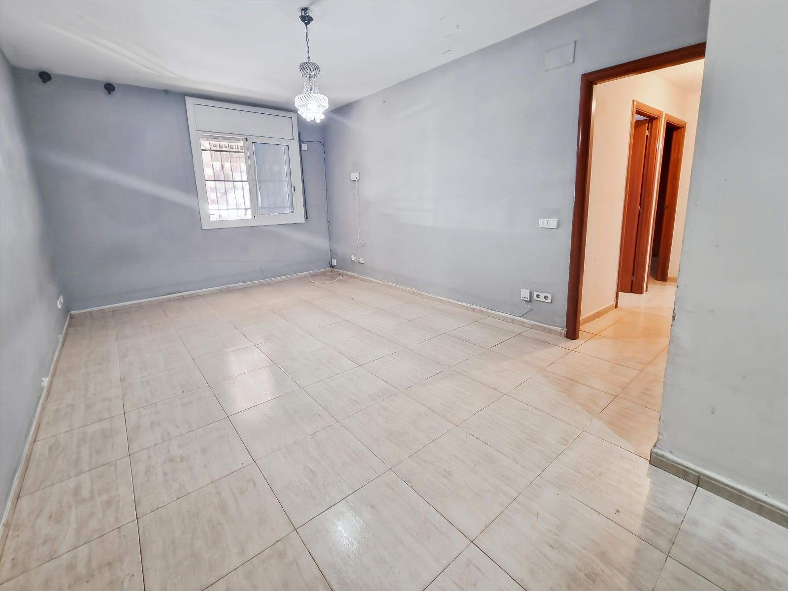 Planta baja de dos habitaciones en la zona del Campo de Fútbol de Cerdanyola.