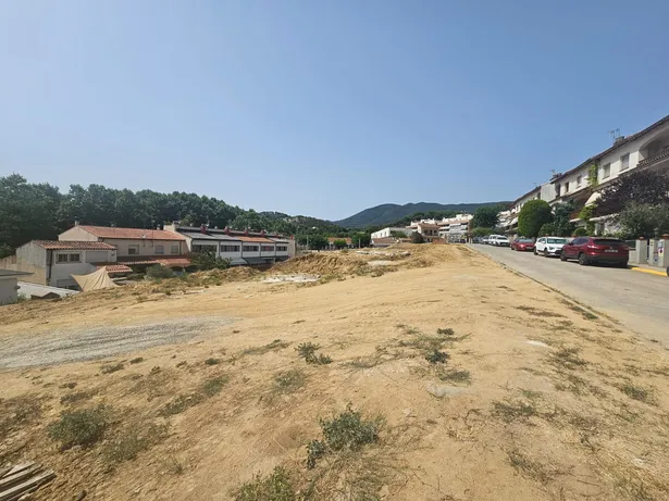 Parcela en Sant Iscle De Vallalta y Asfaltado.