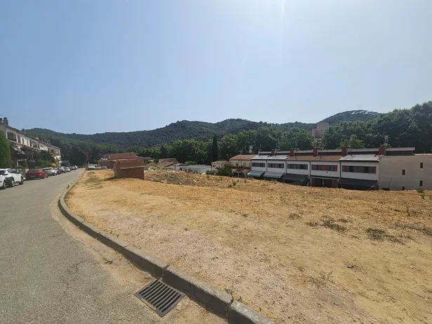 Parcela en Sant Iscle De Vallalta y Asfaltado.