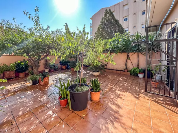 🏡 Casa de cantonada en venda | 6 hab. | 4 banys | Apartament independent | Terrassa solàrium | Centre d'Argentona (Zona CAP)