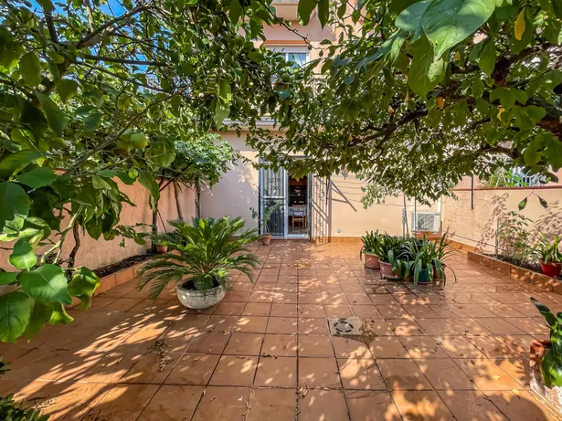🏡 Casa de cantonada en venda | 6 hab. | 4 banys | Apartament independent | Terrassa solàrium | Centre d'Argentona (Zona CAP)