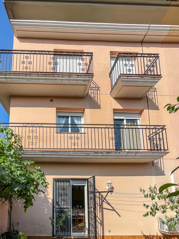🏡 Casa de cantonada en venda | 6 hab. | 4 banys | Apartament independent | Terrassa solàrium | Centre d'Argentona (Zona CAP)