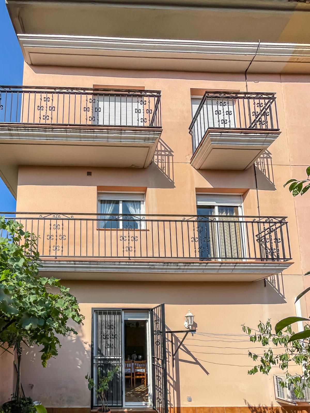 🏡 Casa de cantonada en venda | 6 hab. | 4 banys | Apartament independent | Terrassa solàrium | Centre d'Argentona (Zona CAP)