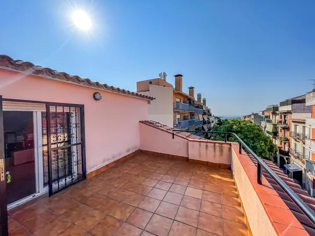 🏡 Casa de cantonada en venda | 6 hab. | 4 banys | Apartament independent | Terrassa solàrium | Centre d'Argentona (Zona CAP)