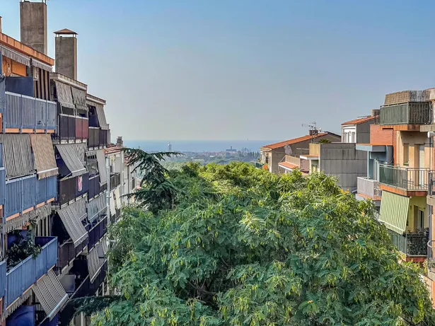 🏡 Casa de cantonada en venda | 6 hab. | 4 banys | Apartament independent | Terrassa solàrium | Centre d'Argentona (Zona CAP)
