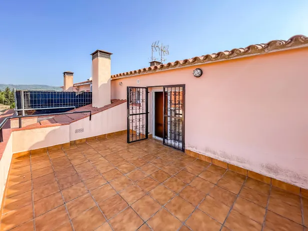 🏡 Casa de cantonada en venda | 6 hab. | 4 banys | Apartament independent | Terrassa solàrium | Centre d'Argentona (Zona CAP)
