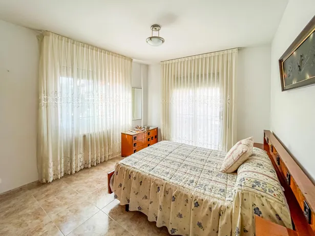 🏡 Casa de cantonada en venda | 6 hab. | 4 banys | Apartament independent | Terrassa solàrium | Centre d'Argentona (Zona CAP)