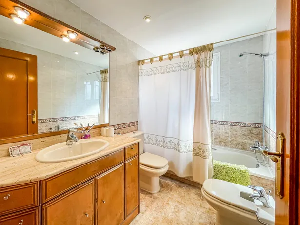 🏡 Casa de cantonada en venda | 6 hab. | 4 banys | Apartament independent | Terrassa solàrium | Centre d'Argentona (Zona CAP)