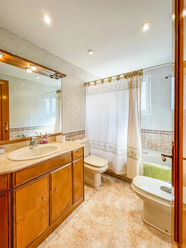 🏡 Casa de cantonada en venda | 6 hab. | 4 banys | Apartament independent | Terrassa solàrium | Centre d'Argentona (Zona CAP)