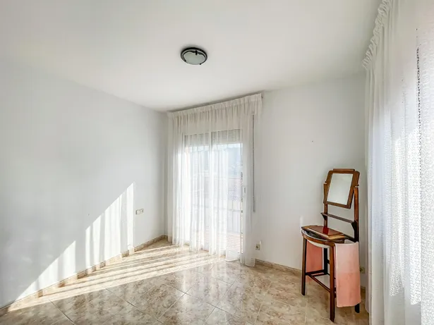 🏡 Casa de cantonada en venda | 6 hab. | 4 banys | Apartament independent | Terrassa solàrium | Centre d'Argentona (Zona CAP)