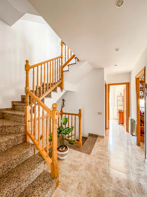 🏡 Casa de cantonada en venda | 6 hab. | 4 banys | Apartament independent | Terrassa solàrium | Centre d'Argentona (Zona CAP)