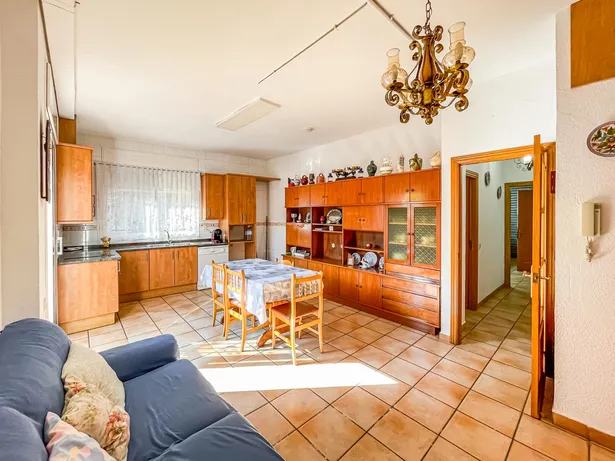 🏡 Casa de cantonada en venda | 6 hab. | 4 banys | Apartament independent | Terrassa solàrium | Centre d'Argentona (Zona CAP)