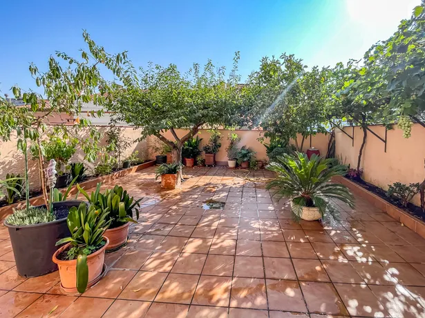 🏡 Casa de cantonada en venda | 6 hab. | 4 banys | Apartament independent | Terrassa solàrium | Centre d'Argentona (Zona CAP)