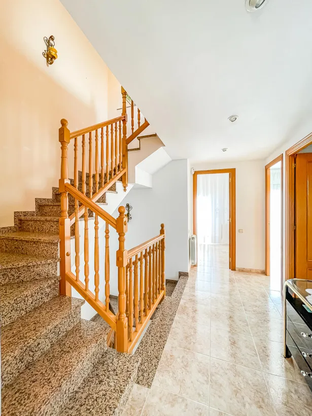 🏡 Casa de cantonada en venda | 6 hab. | 4 banys | Apartament independent | Terrassa solàrium | Centre d'Argentona (Zona CAP)