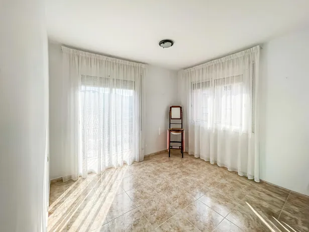 🏡 Casa de cantonada en venda | 6 hab. | 4 banys | Apartament independent | Terrassa solàrium | Centre d'Argentona (Zona CAP)
