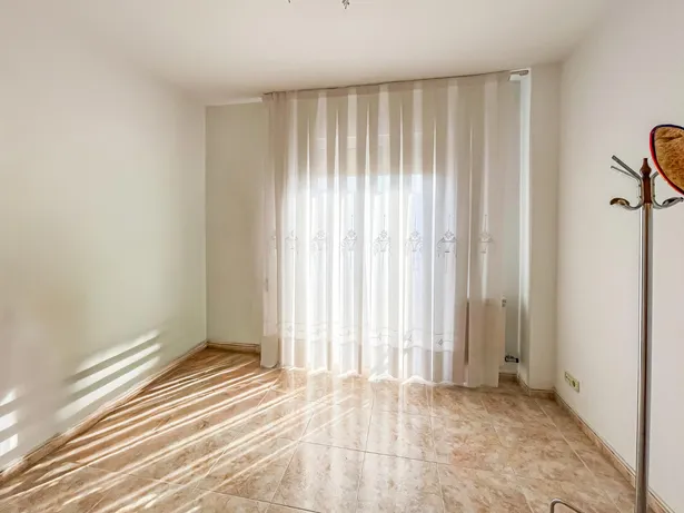 🏡 Casa de cantonada en venda | 6 hab. | 4 banys | Apartament independent | Terrassa solàrium | Centre d'Argentona (Zona CAP)