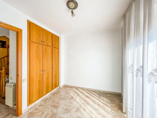 🏡 Casa de cantonada en venda | 6 hab. | 4 banys | Apartament independent | Terrassa solàrium | Centre d'Argentona (Zona CAP)