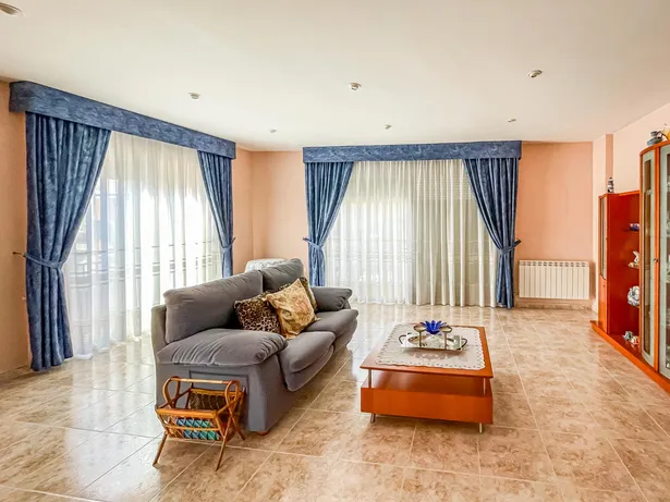 🏡 Casa de cantonada en venda | 6 hab. | 4 banys | Apartament independent | Terrassa solàrium | Centre d'Argentona (Zona CAP)