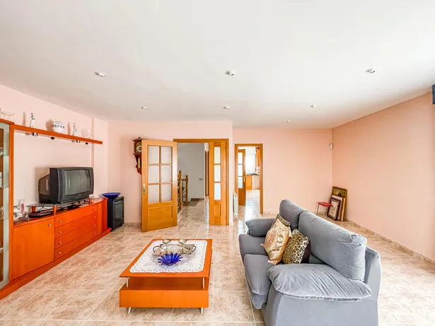 🏡 Casa de cantonada en venda | 6 hab. | 4 banys | Apartament independent | Terrassa solàrium | Centre d'Argentona (Zona CAP)
