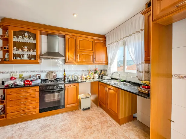 🏡 Casa de cantonada en venda | 6 hab. | 4 banys | Apartament independent | Terrassa solàrium | Centre d'Argentona (Zona CAP)