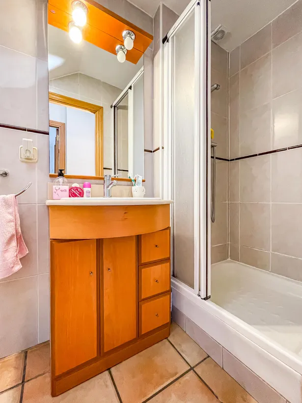 🏡 Casa de cantonada en venda | 6 hab. | 4 banys | Apartament independent | Terrassa solàrium | Centre d'Argentona (Zona CAP)