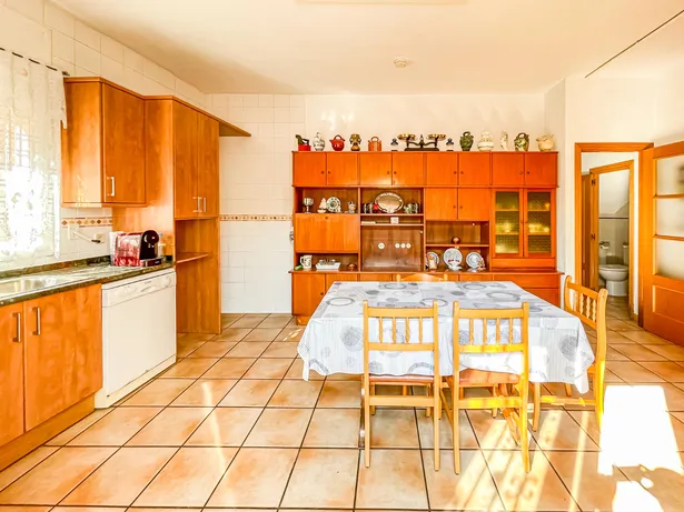 🏡 Casa de cantonada en venda | 6 hab. | 4 banys | Apartament independent | Terrassa solàrium | Centre d'Argentona (Zona CAP)
