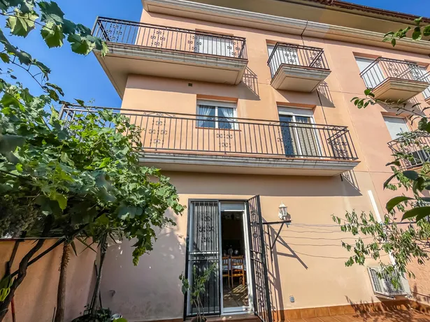 🏡 Casa de cantonada en venda | 6 hab. | 4 banys | Apartament independent | Terrassa solàrium | Centre d'Argentona (Zona CAP)