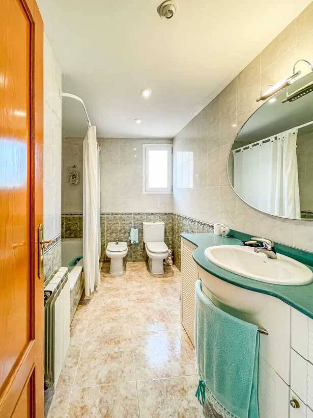🏡 Casa de cantonada en venda | 6 hab. | 4 banys | Apartament independent | Terrassa solàrium | Centre d'Argentona (Zona CAP)