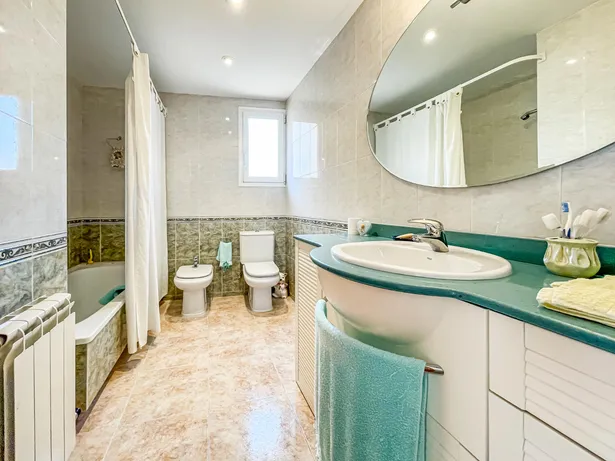 🏡 Casa de cantonada en venda | 6 hab. | 4 banys | Apartament independent | Terrassa solàrium | Centre d'Argentona (Zona CAP)