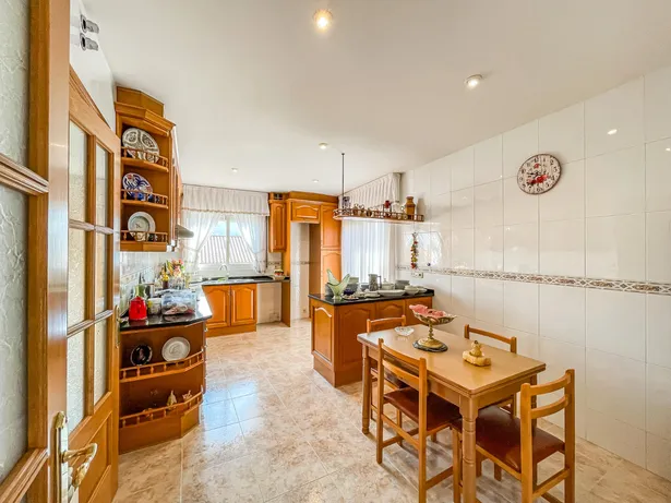 🏡 Casa de cantonada en venda | 6 hab. | 4 banys | Apartament independent | Terrassa solàrium | Centre d'Argentona (Zona CAP)