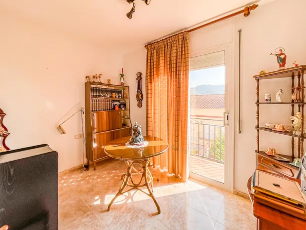 🏡 Casa de cantonada en venda | 6 hab. | 4 banys | Apartament independent | Terrassa solàrium | Centre d'Argentona (Zona CAP)
