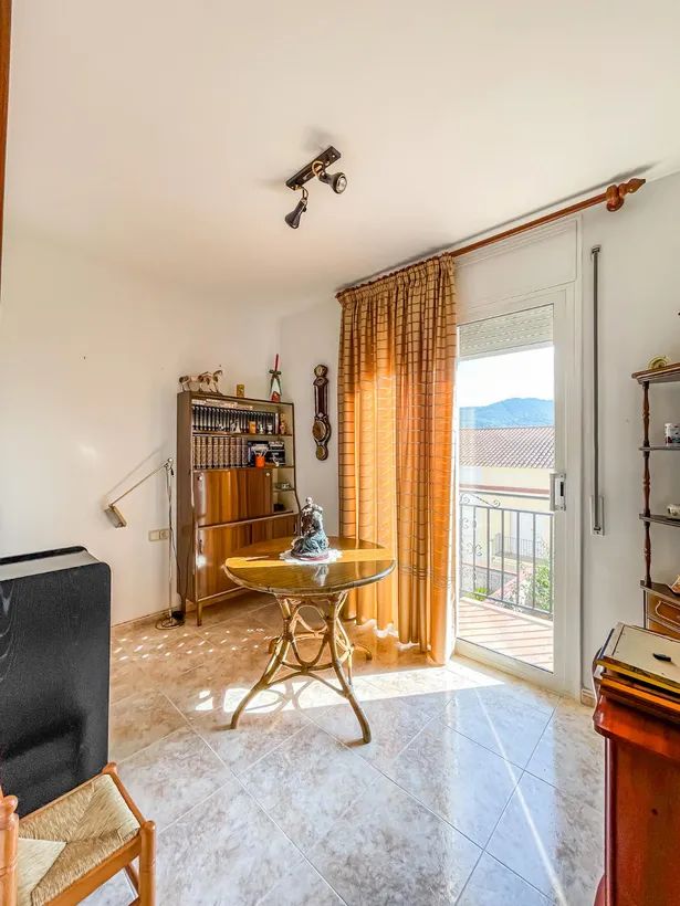 🏡 Casa de cantonada en venda | 6 hab. | 4 banys | Apartament independent | Terrassa solàrium | Centre d'Argentona (Zona CAP)