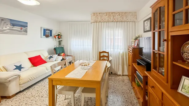 ¡Piso con balcón en Los Concordes, Calella!