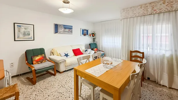 ¡Piso con balcón en Los Concordes, Calella!